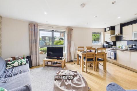 Well presented modern flat with a large open plan reception room and kitchen with fully integrated SMEG appliances, two large double bedrooms (master with fitted wardrobes), modern bathroom with over