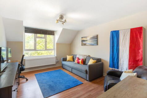 Looking for a genuinely large two double bedroom flat within 5 minutes' of Clapham Junction? This one has big bedrooms, a separate eat-in kitchen, on top of large living room, excellent storage and is