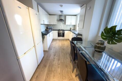 £125.00pppw - AVAILABLE FOR THE 26/27 ACADEMIC YEAR - 2 BEDROOMS IN A 6 BEDROOM HOUSE SHARE WITH 3 COMMUNAL BATHROOM - KENSINGTON FIELDS LOCATION - ALL BILLS INCLUDED