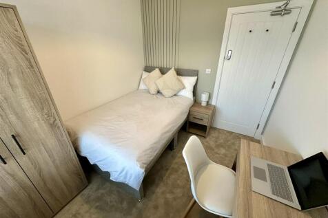 This 1st floor room in a freshly refurbished 6 bedroom house share your own. Every inch has been redone - freshly renovated with brand-new fixtures, kitchen and bathrooms - making it a bright, welcomi
