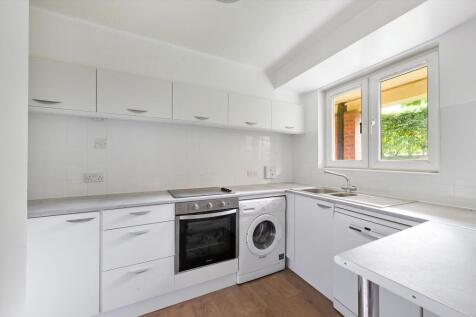 One-bedroom garden flat to rent on Wynford Road, N1. Spacious one bedroom flat with a private garden on Wynford Road, close to both Kings Cross and Upper Street. The flat is well presented and compris
