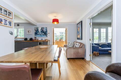 4 bed, 2 bath Detached in Leeds - Photo 6