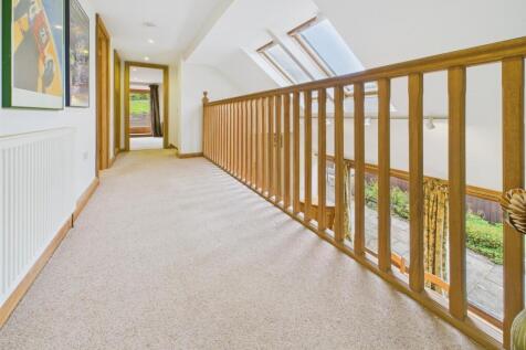 FIRST FLOOR STAIRS AND GALLERIED LANDING