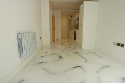 Bright, Stunning and Modern 1-Bed basement Flat with patio on Leigham Court Road*Available Immediately* Furnished or Unfurnished*Ideal for Professional Singles, Couples or a small family of 3*The prop