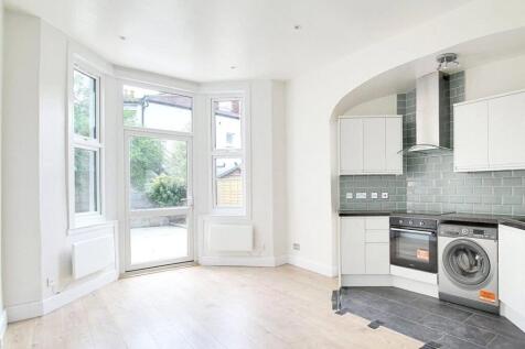 SELF CONTAINED STUDIO FLAT WITH PRIVATE GARDEN . We are delighted to offer this self contained ground floor studio apartment on Topsfield Parade in the heart of Crouch End. The property has recently b