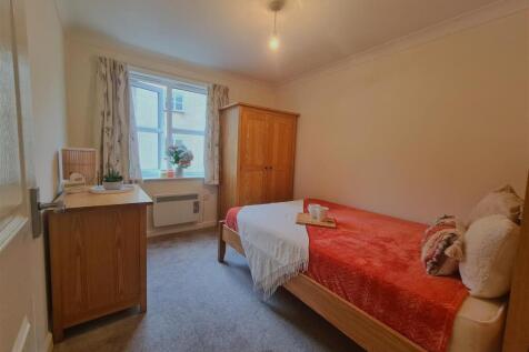 Bedroom 2 (non-ensuite).jpg