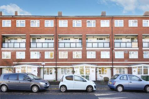 ZERO DEPOSIT AVAILABLE. LONG LET. Finished to a good standard throughout, this well proportioned, 3 bedroom split level maisonette offers a good size reception room with space to dine, a smart kitchen