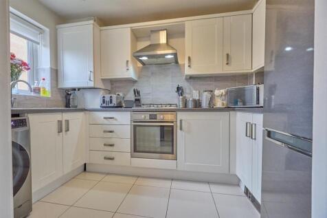 FITTED KITCHEN TO FRONT