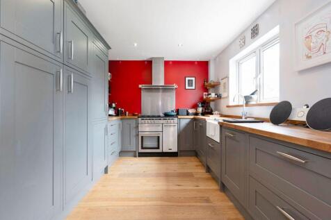 4 bed, 2 bath Detached in Leeds - Photo 4