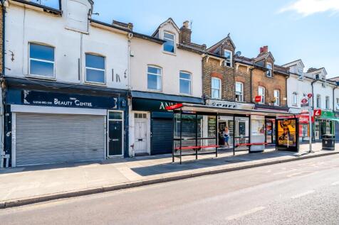 Discover this newly refurbished, split-level two-bedroom maisonette on Footscray Road, London. Available immediately, this property offers flexible furnished or unfurnished options, excellent transpor