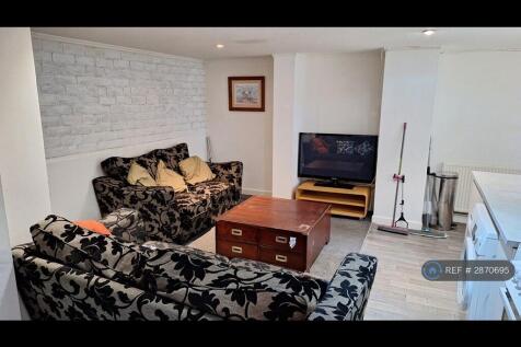 Room available student or professionals available 1st July 2026 for 12 month let. Excellent large top bedroom at £525 pcm all inclusive plus good size single bedroom at £349 all inclusive house... **