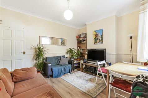 THREE BEDROOM TERRACED HOUSE --- GREAT LOCATION --- PRIVATE BACK GARDEN --- FIRST FLOOR BATHROOM --- DOUBLE GLAZED & GAS CENTRAL HEATING --- AVAILABLE 3RD JUNE --- London's Local Property Agent, Humph