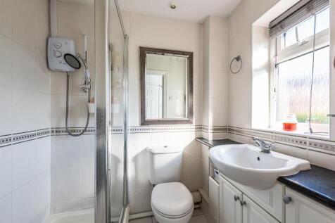 Barn End-showe room.jpg