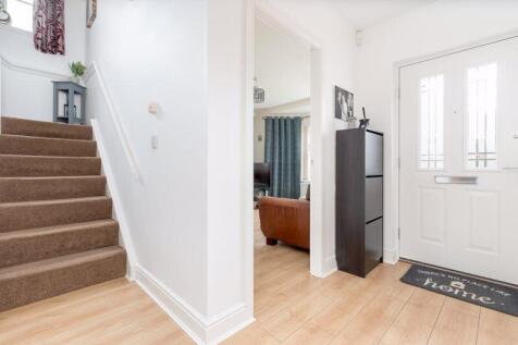 4 bed, 2 bath Detached in Leeds - Photo 11