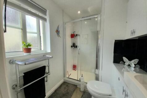 2 Maine Close En-suite.jpg