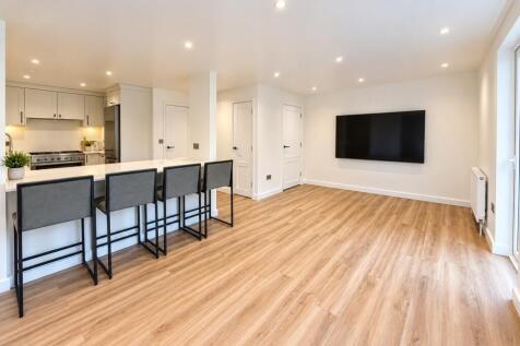 Modern 2-bedroom Flat near Manor Park