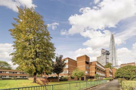 Students welcome 4 bedroom 3 bathroom maisonette moments from London Bridge Station Abundance of natural light throughout. Low-rise development nestled within substantial landscaped gardens in a quiet