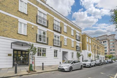LONG LET. Located in the heart of the City this bright 1 bedroom apartment boasts a large reception with high ceilings, a separate kitchen, contemporary bathroom and good sized bedroom with plenty of