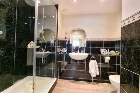 LUXURY EN SUITE BATHROOM: