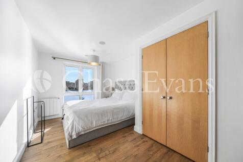 St Davids Square, Is