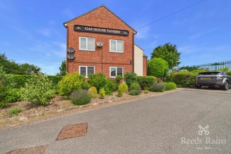 This unique and well-presented three-bedroom apartment is located in the sought-after area of Drighlington, offering spacious accommodation and excellent access to local amenities and transport links.