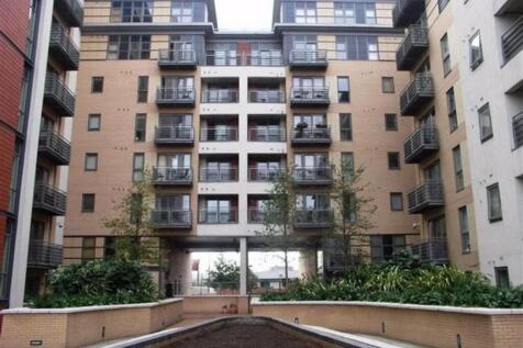 This apartment offers city living in a popular riverside development! Brewery Wharf is in a great location - right on Leeds Waterfront and minutes away to many independent quirky shops and restaurants