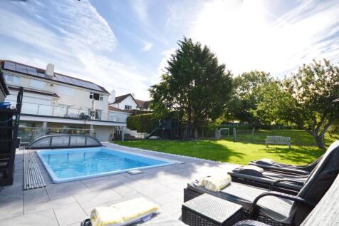 Pool/Bar/Entertainmnet