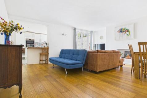 CAM04311G0-PR0144-STILL008.jpg