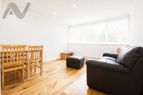 This well-presented 2 Bedroom GF Flat offers 455 sq. ft. of living space, a spacious reception room, fitted kitchen, and fitted wardrobes. Just 0.2 miles from Caledonian Road Tube and a short walk to