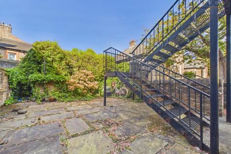 Private Courtyard Garden in a Peaceful City Setting