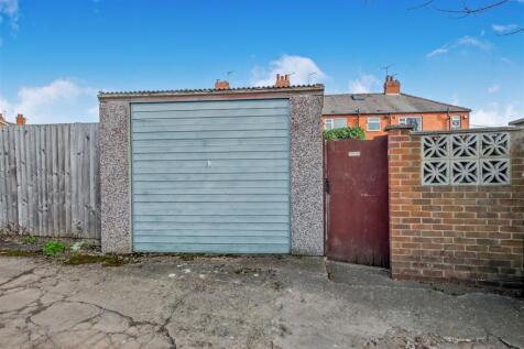 Off Street Parking / Single Garage: