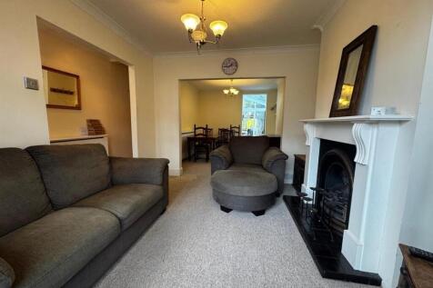 207 Tondridge - living room.jpg