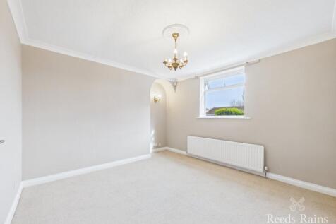 Bed 3/ Dining Room