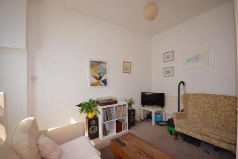 Split level, three double bedroom, two bathroom apartment on two levels, with sunny terrace, within walking distance of Finsbury Park tube station.