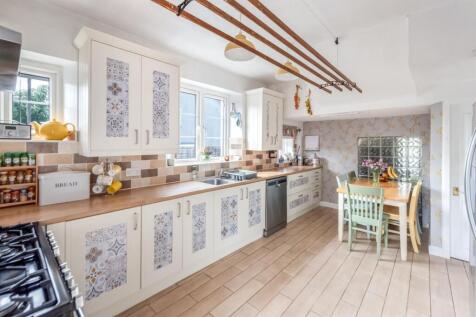 5 bed, 3 bath Detached in Cardiff - Photo 6