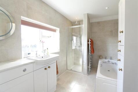 Ensuite Bathroom.JPG