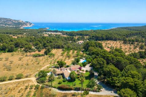 Finca estate in a privileged location just 10 minutes from Cala Agulla