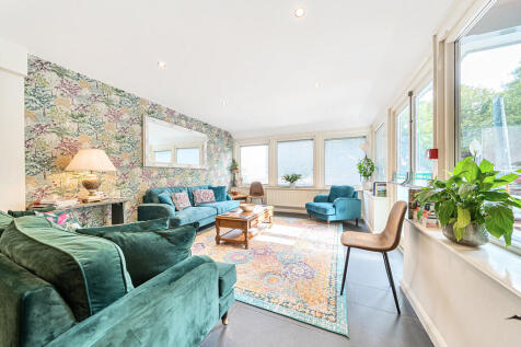 Lounge Sitting Ro...