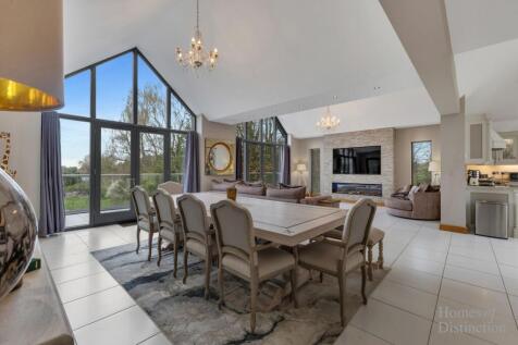 Open-plan dining/family area