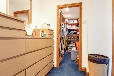 vanity area/walk in wardrobe