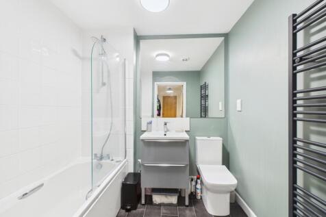 CAM04018G0-PR0396-STILL002