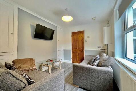 4 Bedroom House in PL4 8QF