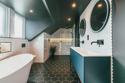 Master En-Suite Bathroom