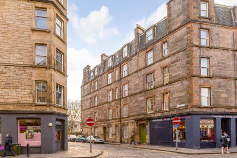 This is a well presented top floor one bedroom flat in a traditional tenement in the highly desirable Stockbridge area of Edinburgh.