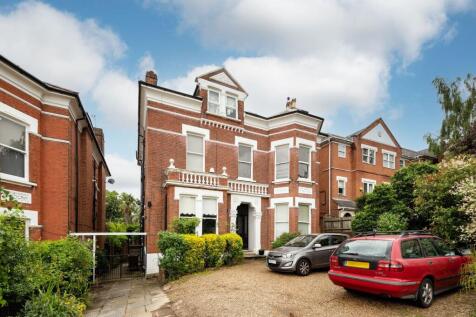 ZERO DEPOSIT AVAILABLE. LONG LET. Situated in a period conversion, this stunning 2 bedroom split level apartment boasts bright and generously proportioned interiors with a modern eat-in kitchen, ample