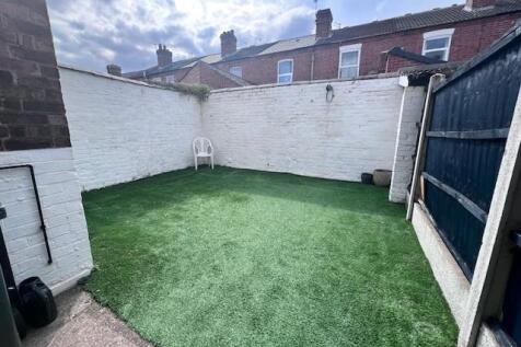 87 Bridge Street garden.JPG