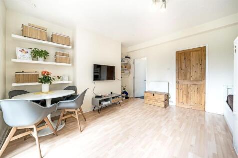 A well-presented studio apartment set within the popular Penrose House, offering a bright and efficient living space ideal for a single professional or couple. Finished to a good standard throughout,