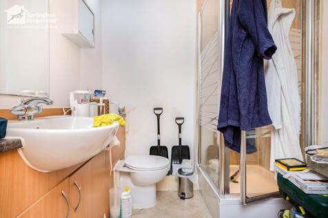 2 bed, 2 bath Apartment in Manchester - Photo 7