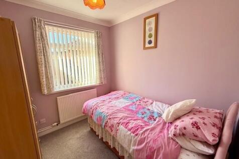 2 Birch Clo - Bedroom 2.jpg