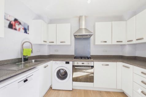 Imagine cooking family dinners in this gorgeous ki